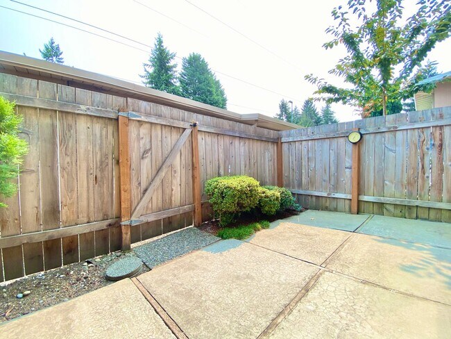 Building Photo - Charming Townhome in Bellevue's Newport Hills Community
