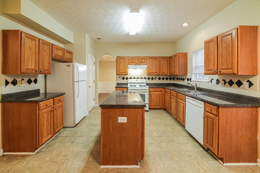 Building Photo - 552 The Blvd