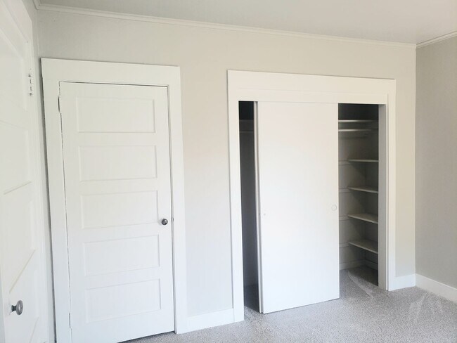 Building Photo - 3 Bedroom Near Elevator and Downtown Orego...