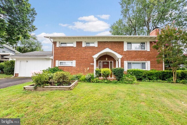 Building Photo - 1602 Woodmoor Ln