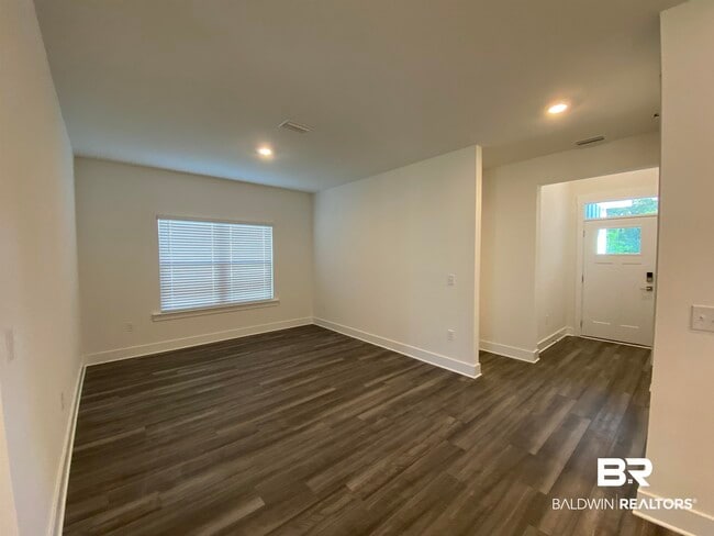 Building Photo - 510 Hardwood Ave
