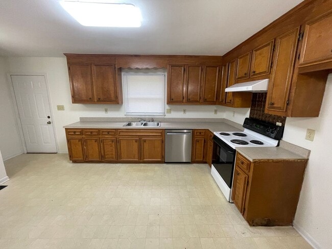 Building Photo - 3 bedroom 2 bath house available