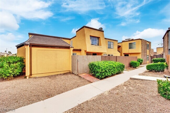 Primary Photo - 1417 Hialeah Dr