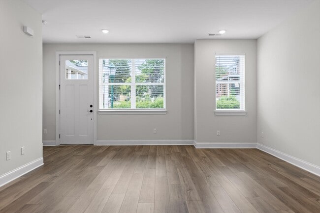 Building Photo - 715 Bespoke