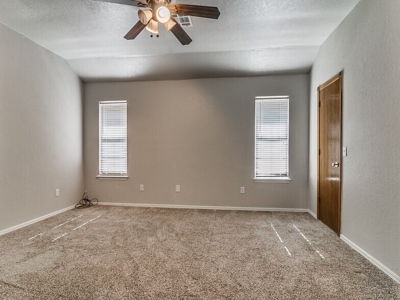Master bedroom - 1821 Overland Trail