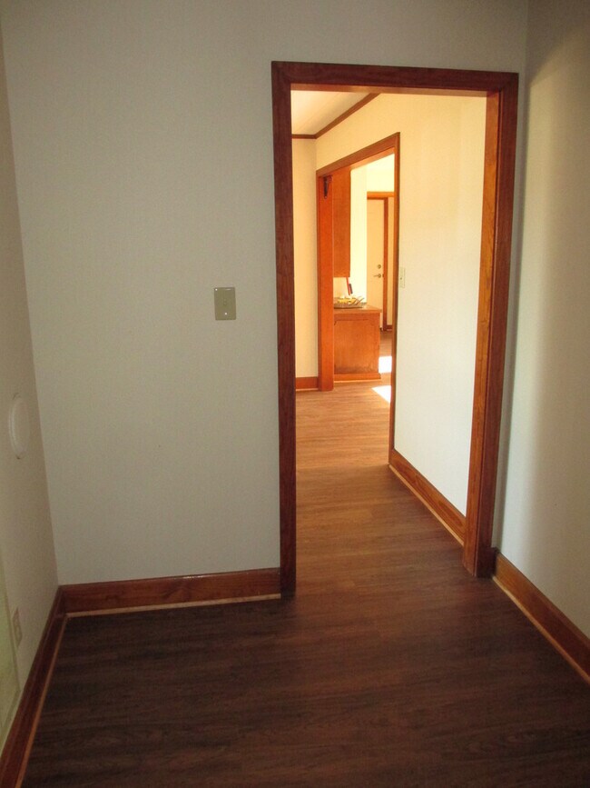 Building Photo - 3 Bedroom, 2 Bath home on a large lot with...