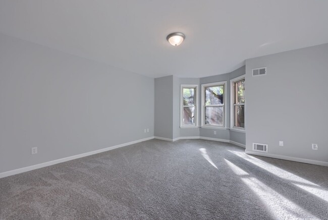 Building Photo - Beautifully Remodeled 5 Bed/1.5 Bath Townhouse-York City SD