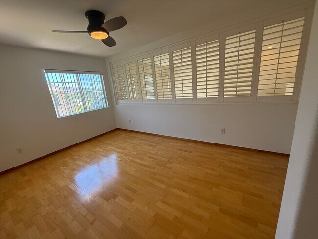 Building Photo - 3 bed, 2 1/2 bath home in gated Wood Ranch...