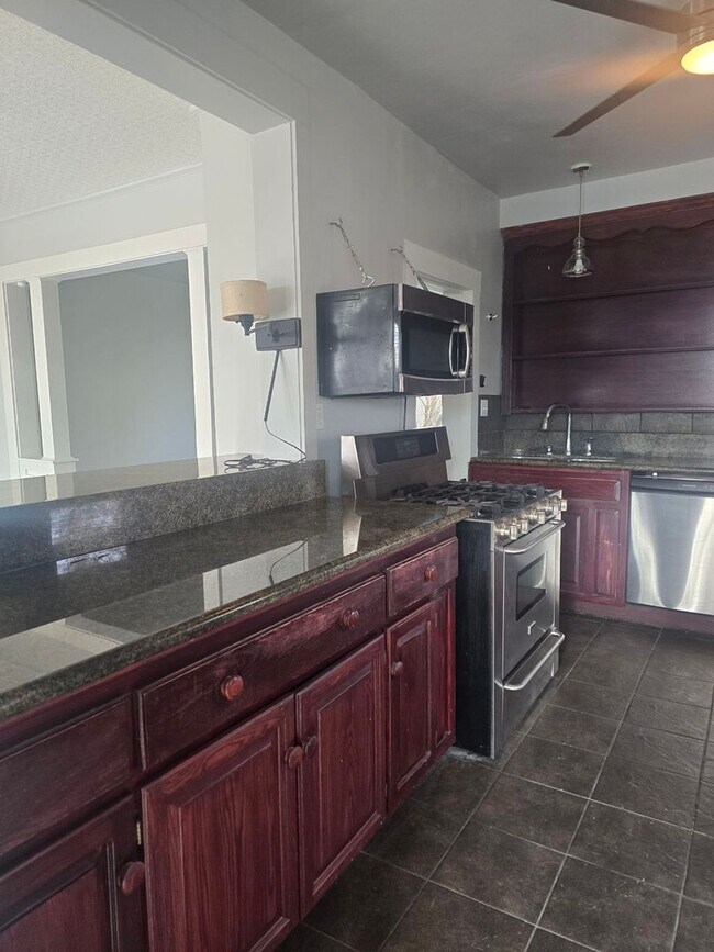 Building Photo - 3 bedroom 2 bath house