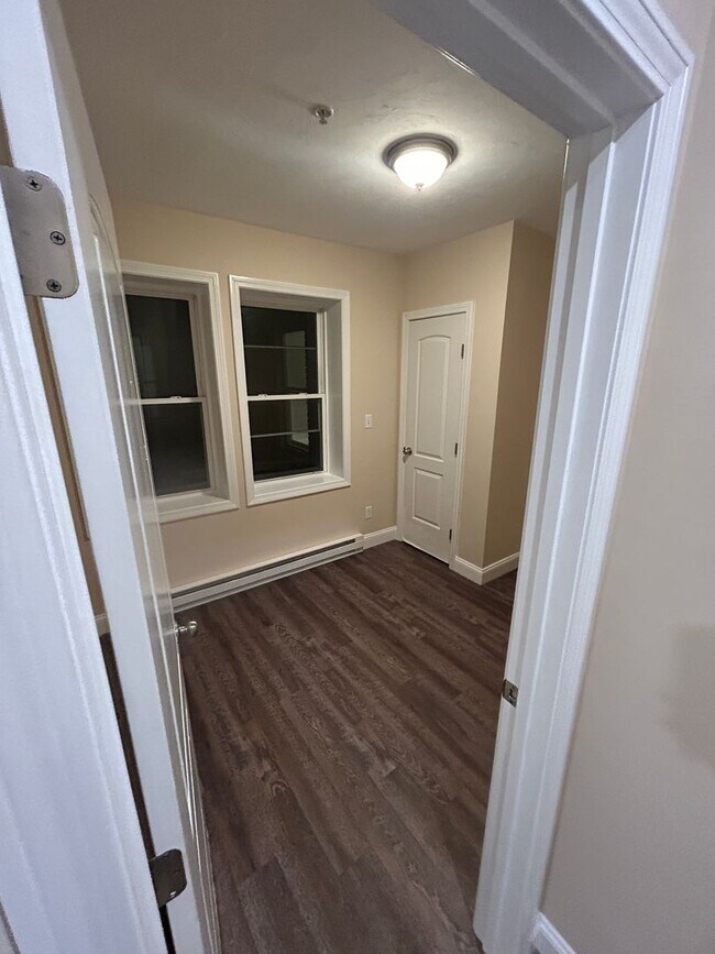 Building Photo - 1039 Main St