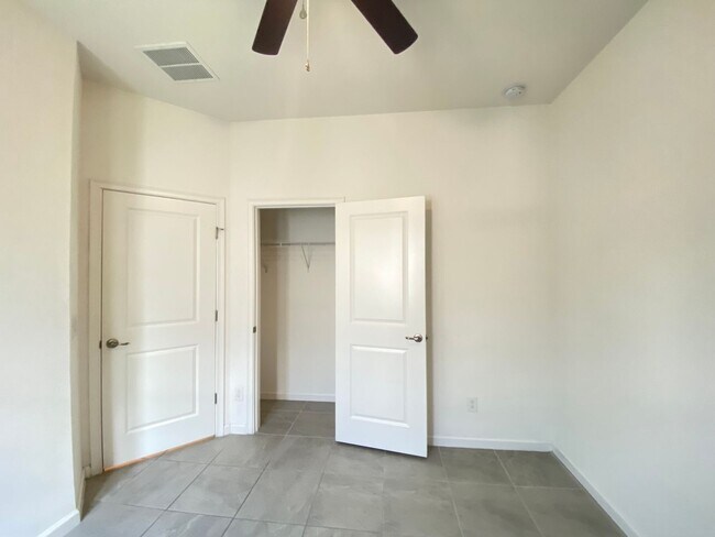 Building Photo - 1273 Hendon Lp