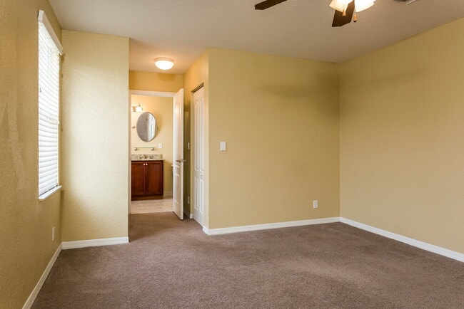 Building Photo - 900 NW 126th Ave
