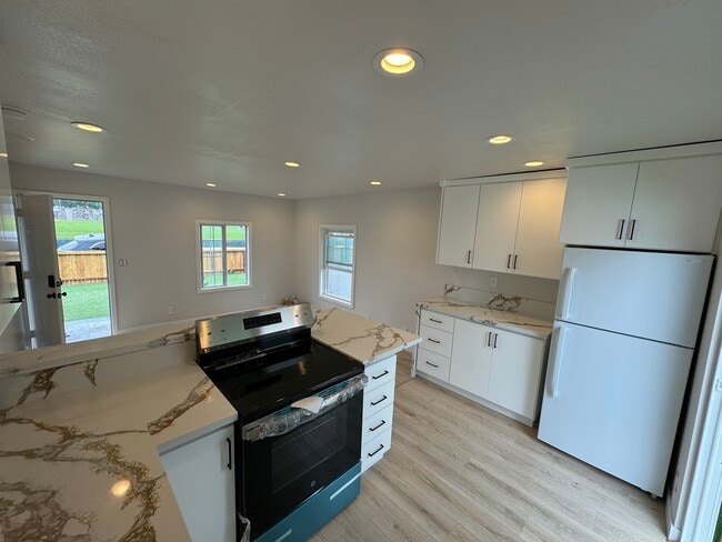 Kitchen - 1604 Mackay Ln