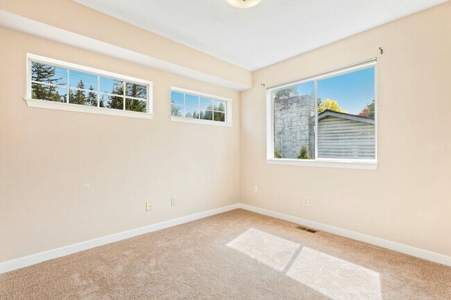 Building Photo - Beautiful Renovated Four Bedroom House for...