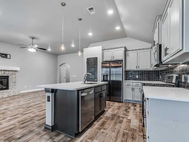 Building Photo - Modern Home on Large Lot!