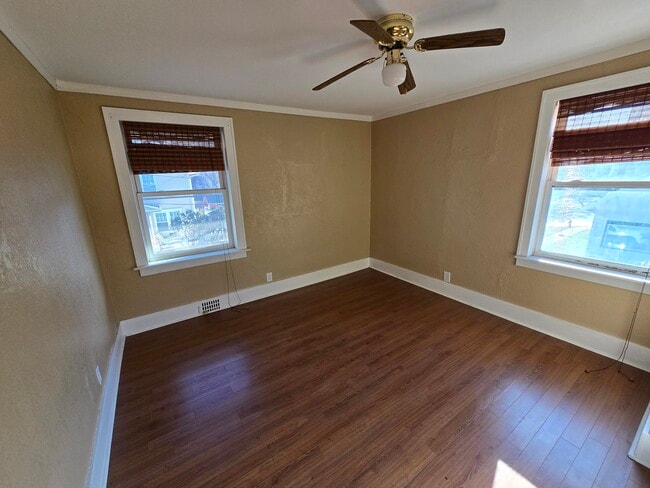 Building Photo - 802-811 11th Ave N