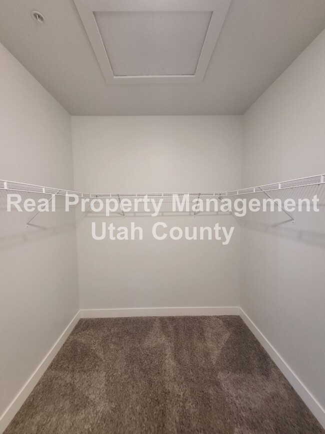 Building Photo - Small Pet Friendly Lehi Condo