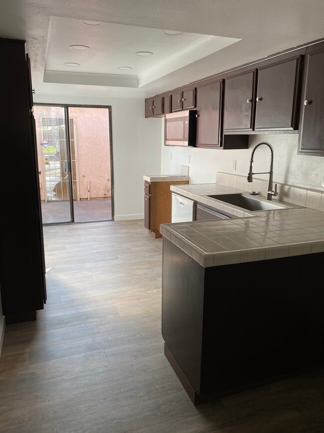 Building Photo - 10417 Hayford St