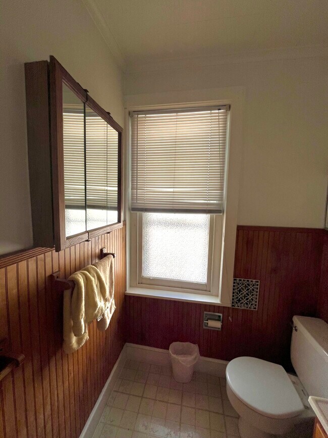 Building Photo - 216 Rochelle Ave