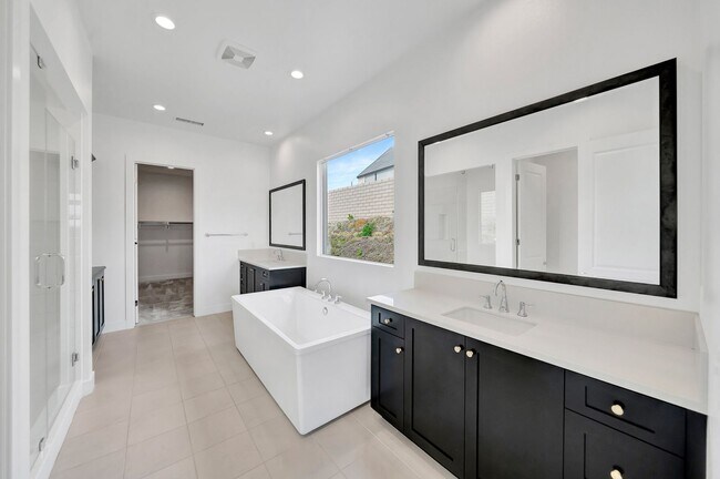 Building Photo - 30000 N Camino los Robles