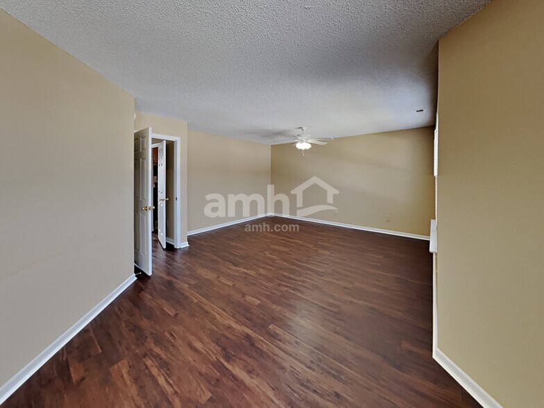 Building Photo - 10970 Clear Spring Dr