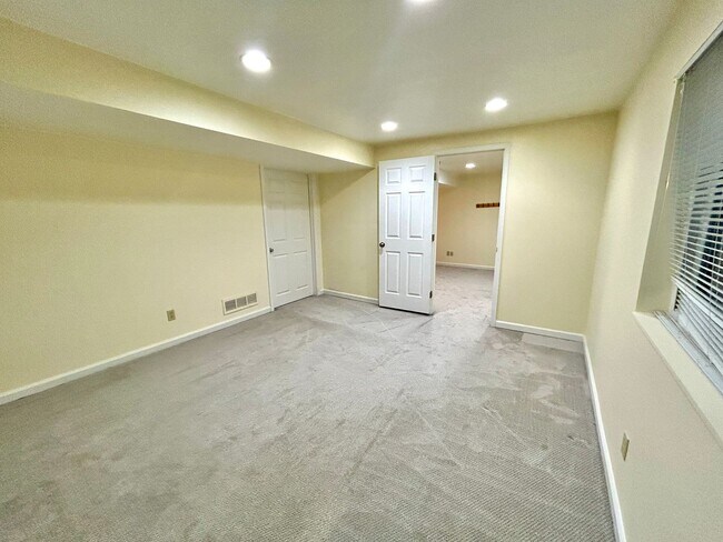 Building Photo - Looking for a Quality tenant who Appreciates a Gourmet Kitchen