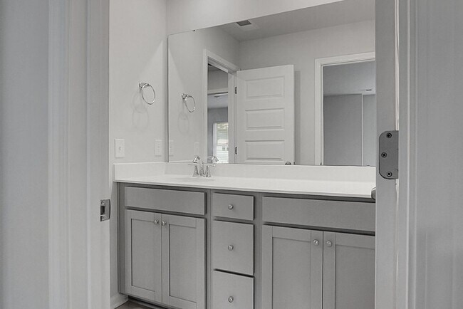 Building Photo - 5 Bedroom, 3.5 Bath, Beautiful Summerville Home, Master on Main