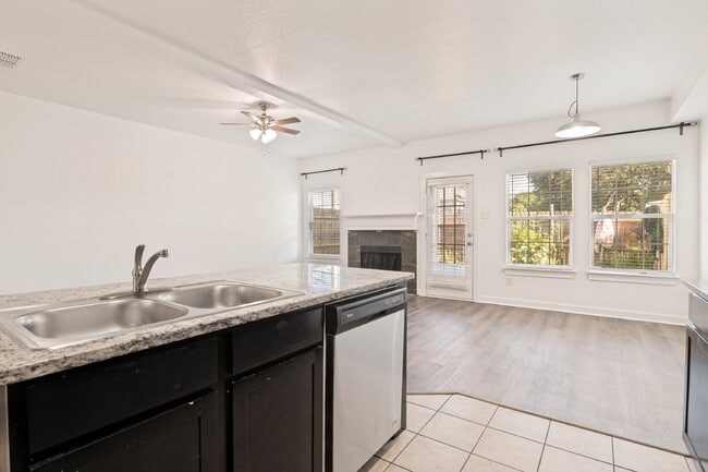 Building Photo - Modern 3BD Townhome Near DFW Airport & Major Highways