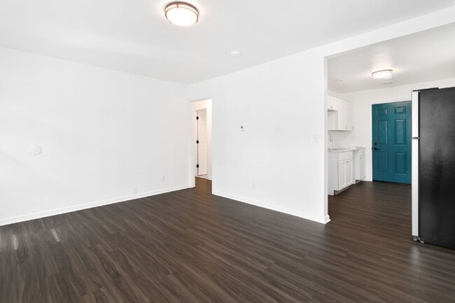 Building Photo - Completely Remodeled and close to ND!