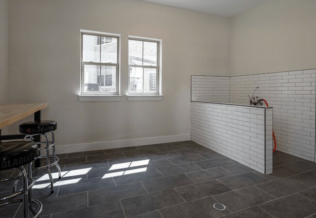 Building Photo - 1501 W Howard Ln