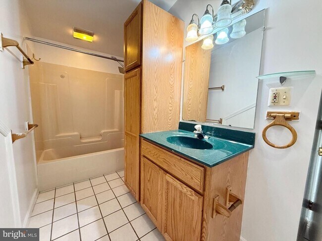 Building Photo - 604 Primos Ave