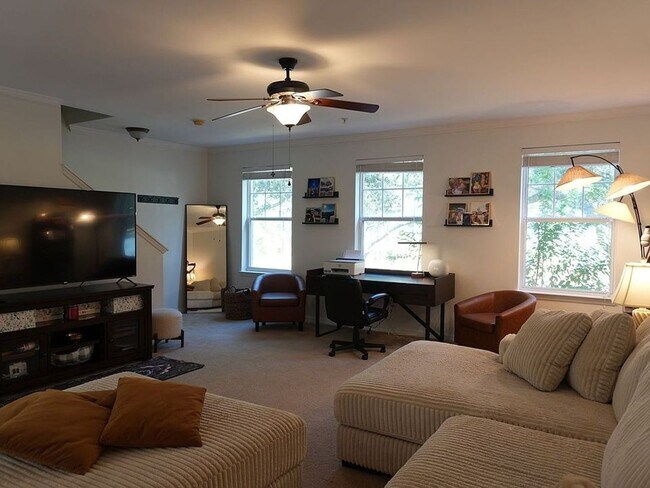 Building Photo - 1004 Waterside Dr