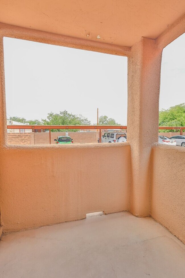 Building Photo - 1 Bed / 1 Bath Condo - Short or Long Term ...