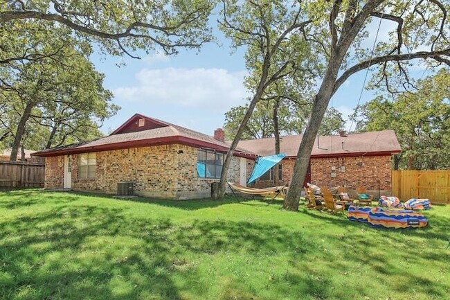 Building Photo - 2003 Angelina Cir