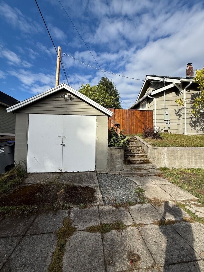 Building Photo - Now Available: Updated Everett 34-Bed, 1.5-Bath with Fenced Yard
