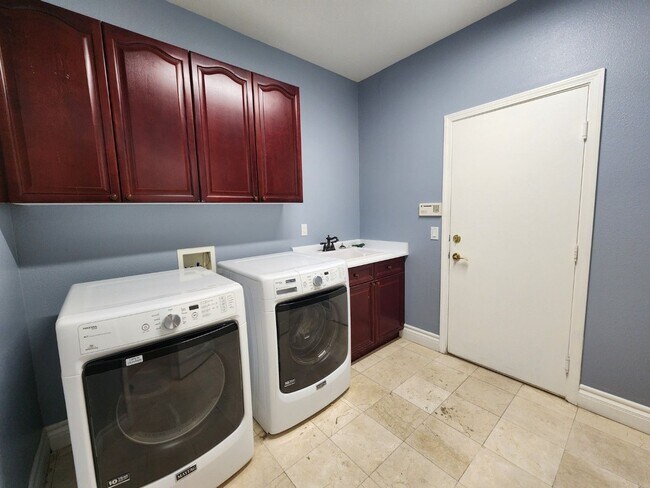 Building Photo - Entertainers Delight with minutes of shopping and restaurants