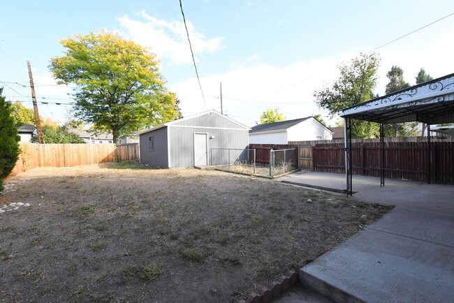Building Photo - Fenced Backyard!