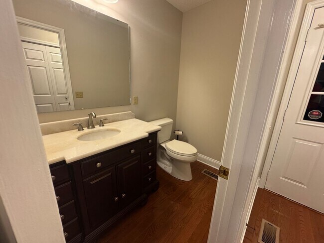 Building Photo - 3BR/2.5BA Home on 1 Acre in Spring Lake