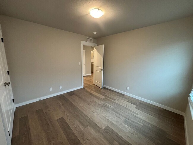 Building Photo - Beautiful New Duplex!