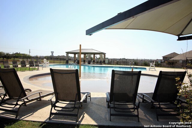 Building Photo - Immaculate rental now available in coveted...