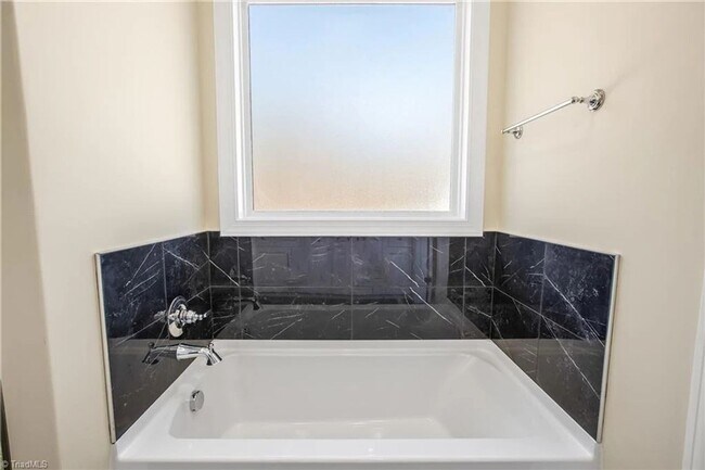 Building Photo - Luxurious Living In Sought After Sherwood ...