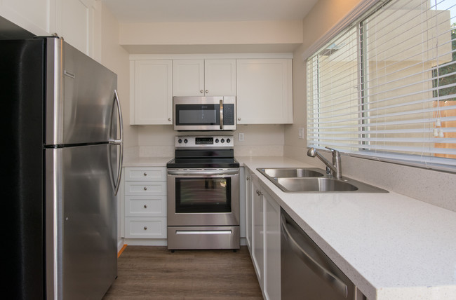 Building Photo - Leucadia Surf Townhouses