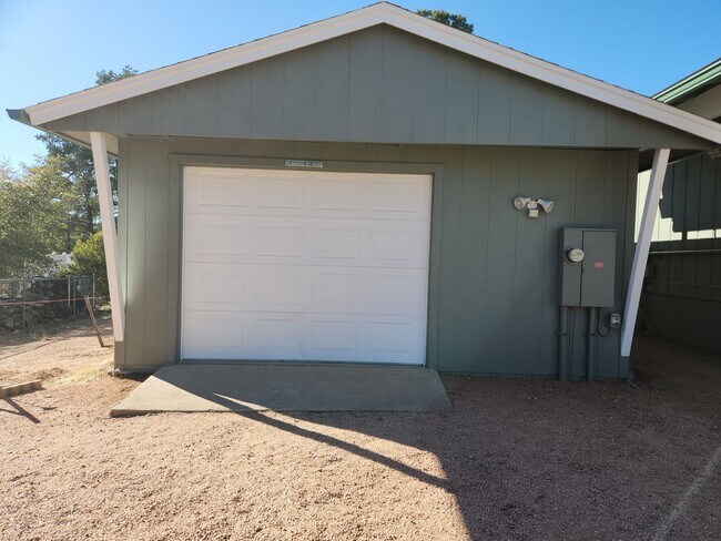 Building Photo - 2 Bed / 1 Bath with Oversized single car garage