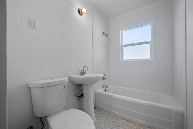 Building Photo - 840 W Montague Ave