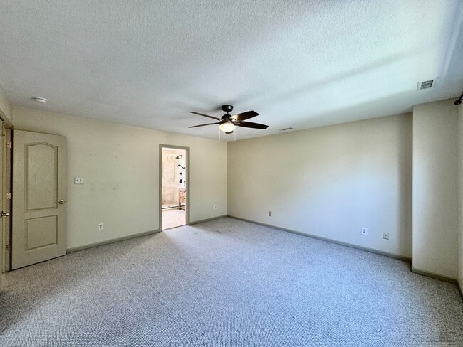 Building Photo - A Chesapeake Bay Townhome w/Garage, Available NOW! 2 Downstairs Bedrooms - Pet Friendly - 2 Balco...