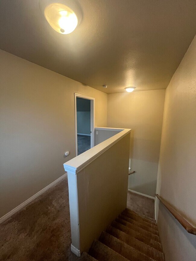 Building Photo - 3-Bedroom 2.5-Bathroom home in Eugene