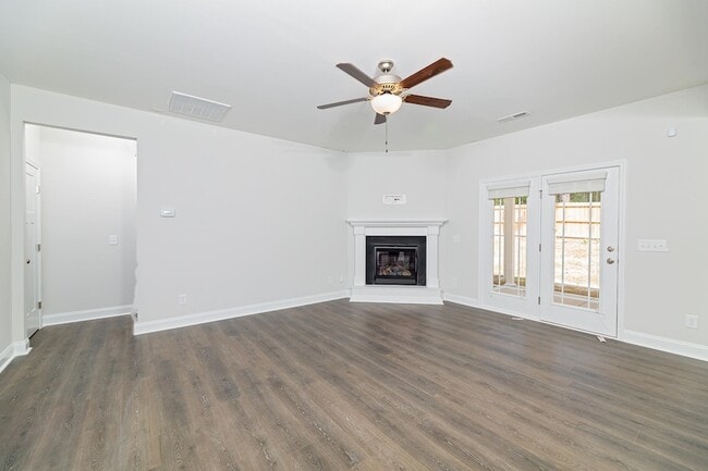 Building Photo - 587 Foothills St