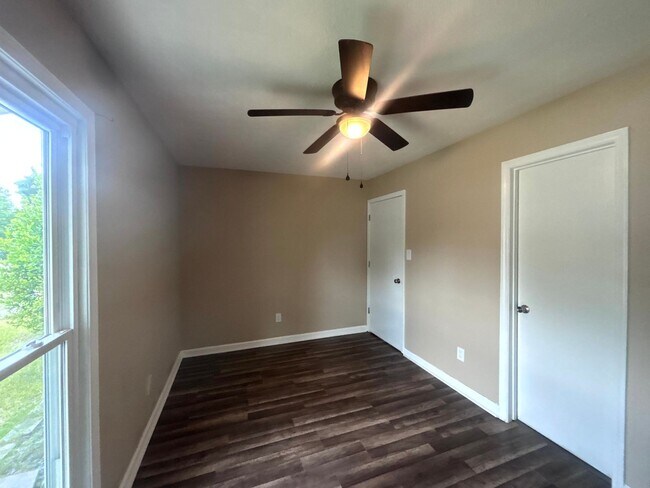 Building Photo - 5523 Livingston Dr