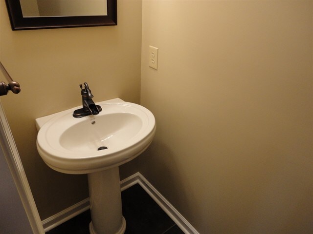 Building Photo - 5943 King Lear Dr