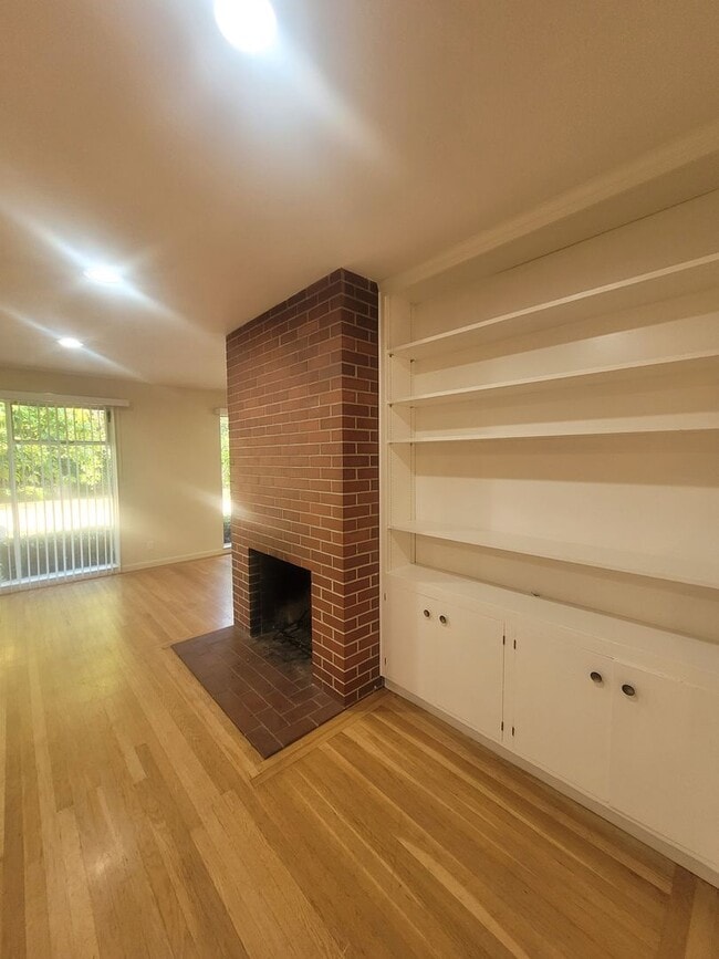 Building Photo - 3 bedroom home close to Land Park